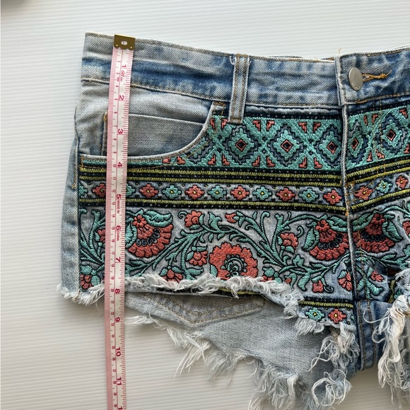 Billabong Denim Shorts Embroidered Floral Frayed Low Beach Festival Size 26 8 - Picture 14 of 15